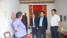 集團副總經理、水泥股份黨委書記王建超到江老家村、元圩村扶貧慰問